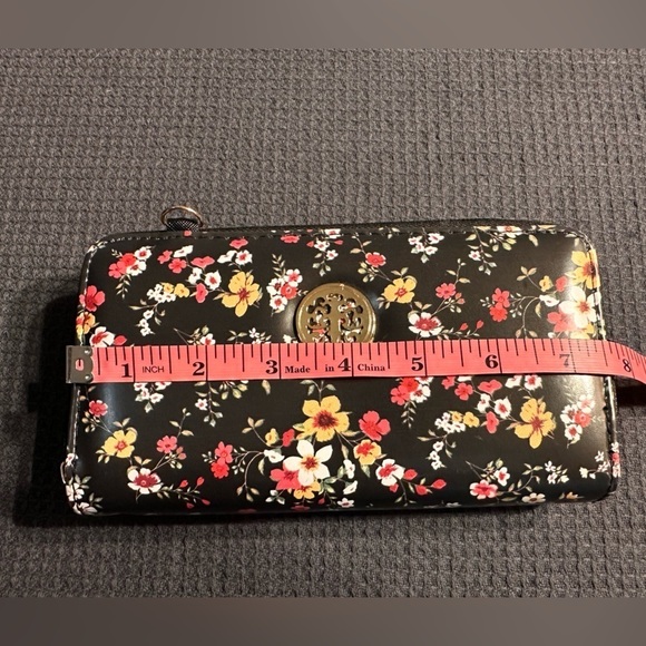 🎉Black Floral Padded Crossbody Wallet - Like New - Picture 3 of 10